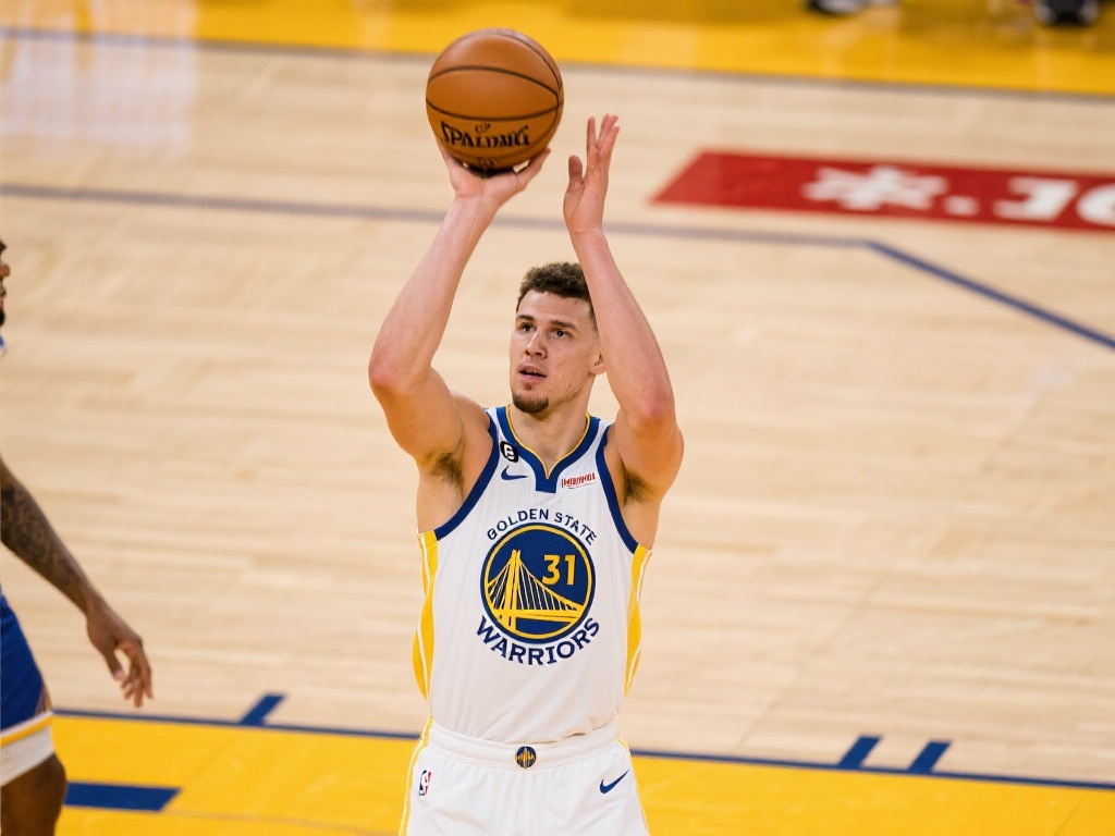 波杰姆斯基作为勇士队的新秀球员，近年来逐